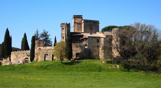 Organisation du mariage de vos rêves Le château de Lourmarin ou le Luberon enchanteur à quelques km de Marseille